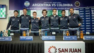 Capitanes y jugadores, en San Juan, donde venció Argentina a Colombia.
