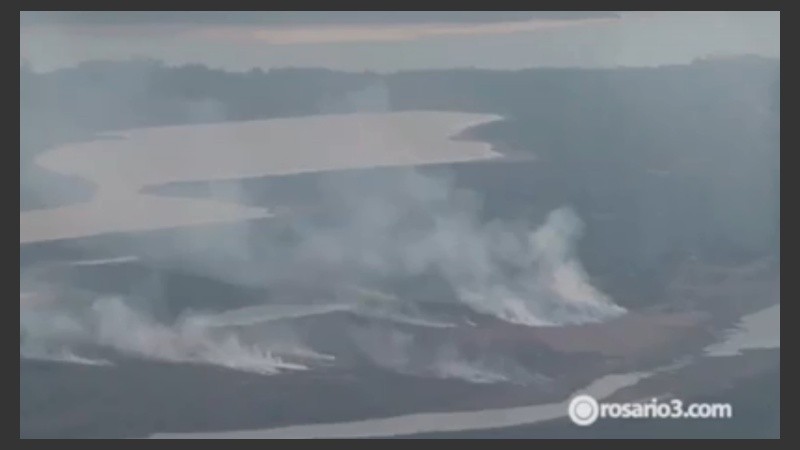 De 12 a 14 mostró desde un avión los incendios en las islas.