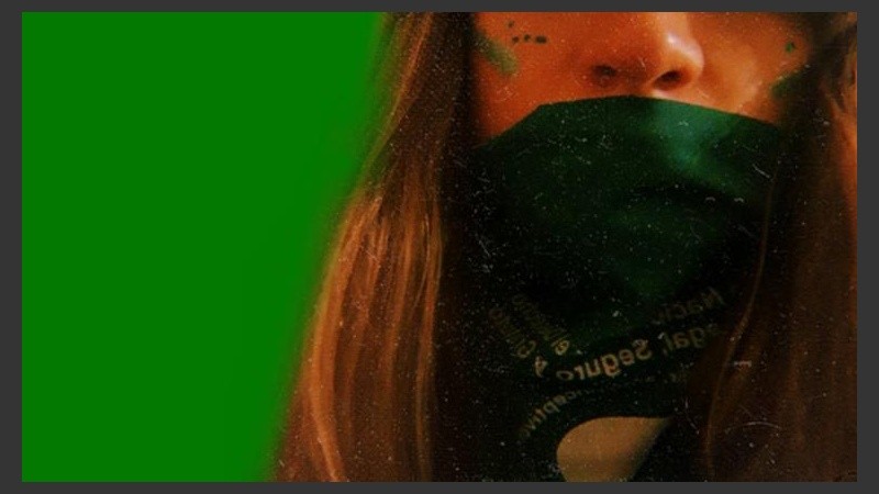 Pañuelo verde acá y allá. 