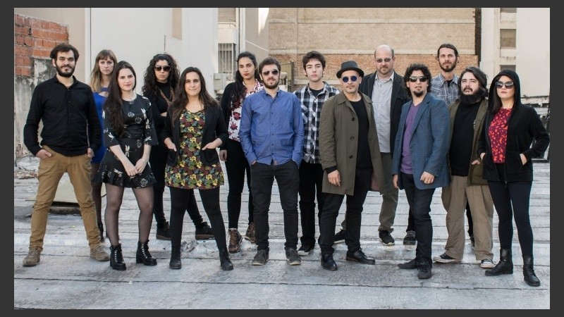 Orquesta Utópica (y típica): dos cantantes, tres bandoneones, cuatro violines, viola, violonchelo, guitarra, piano y contrabajo.