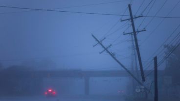 Postes de la luz semi caídos tras el paso del huracán Florence, en Wilmington, Carolina del Norte