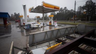 Los daños de una gasolinera tras el paso del huracán Florence.