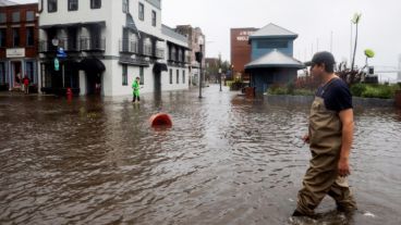 Varios vecinos caminan por calles inundadas tras el paso del huracán Florence.