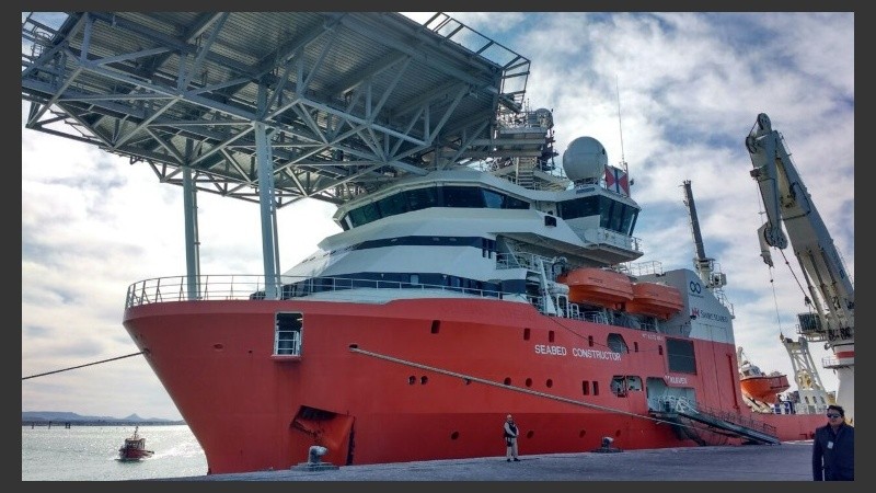 El buque estadounidense que dio con los restos del ARA San Juan. 