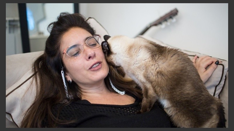 Etcheves con su gata Uma, quien la acompaña hace 16 años.