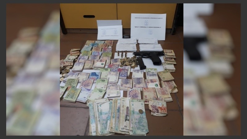 Los elementos secuestrados en el domicilio allanado.