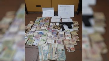 Los elementos secuestrados en el domicilio allanado.