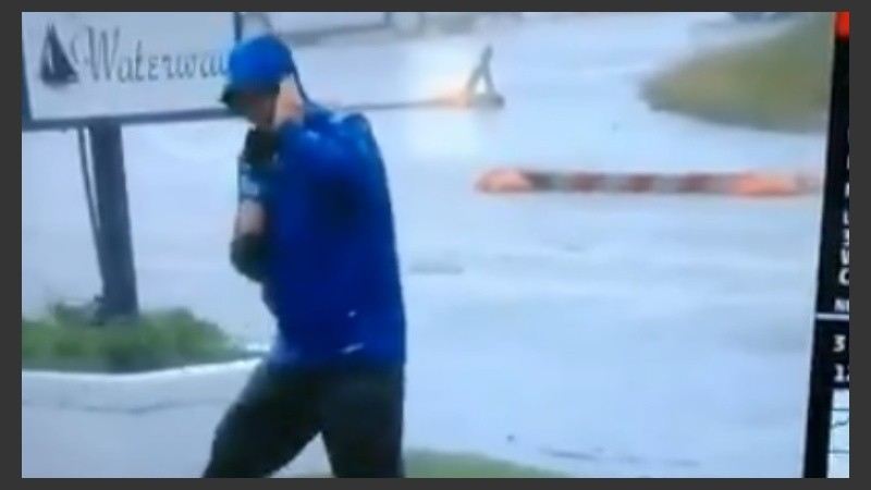 En este plano, Mike Seidel parece resistirse a que el viento lo arrastra.