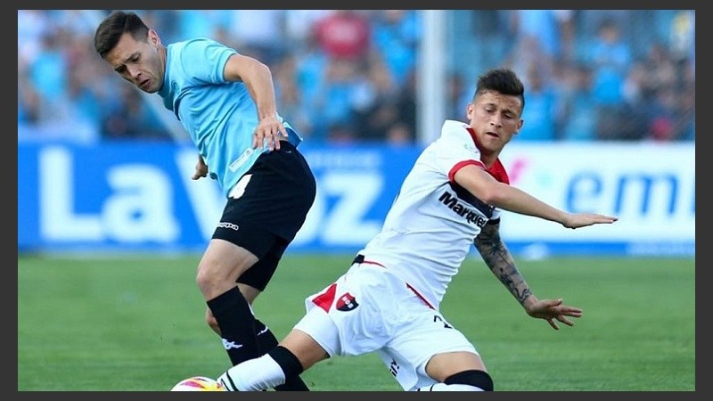 Fertoli tuvo una de cabeza y otra por abajo pero no pudo marcar.