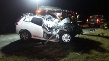 La camioneta del ex gobernador José Manuel de la Sota quedó destrozada tras el impacto.