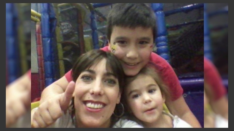 Daniella Mastricchio,junto a dos de sus hijos.