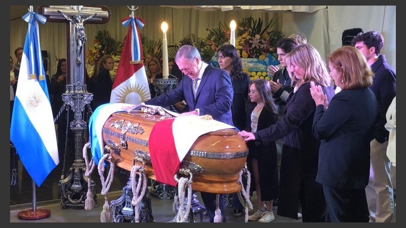 El actual gobernador Schiaretti despide emocionado a De la Sota.