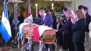 El actual gobernador Schiaretti despide emocionado a De la Sota.