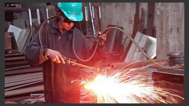 Desde la UOM advierten sobre una crisis en la producción.