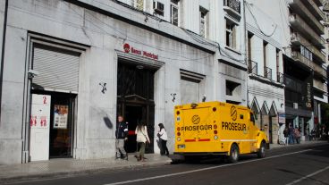 La víctima de la salidera bancaria relató que el ladrón huyó en moto con otra persona.