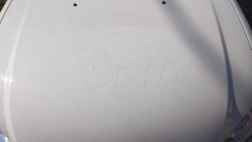 "Acordate de Corina", escribieron en el capó del auto.