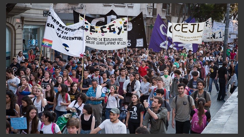 Estudiantes movilizados este lunes por la tarde.