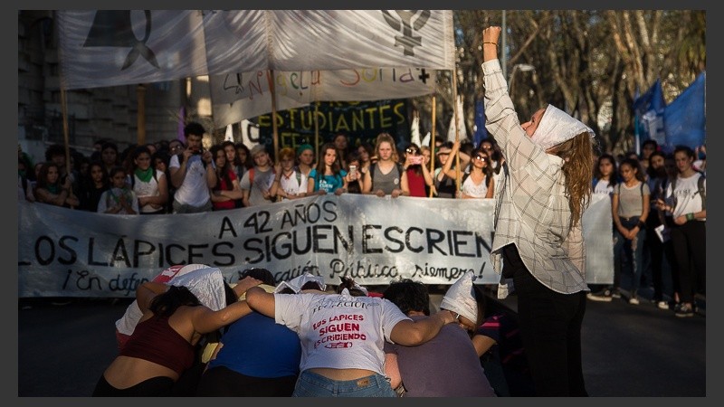 La intervención de un grupo de estudiantes durante la marcha.