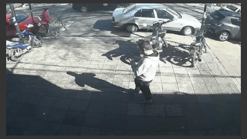 Las zapatillas azules usadas en el hecho fueron secuestradas por la PDI.