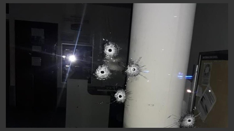 Las marcas de los balazos en los vidrios. 