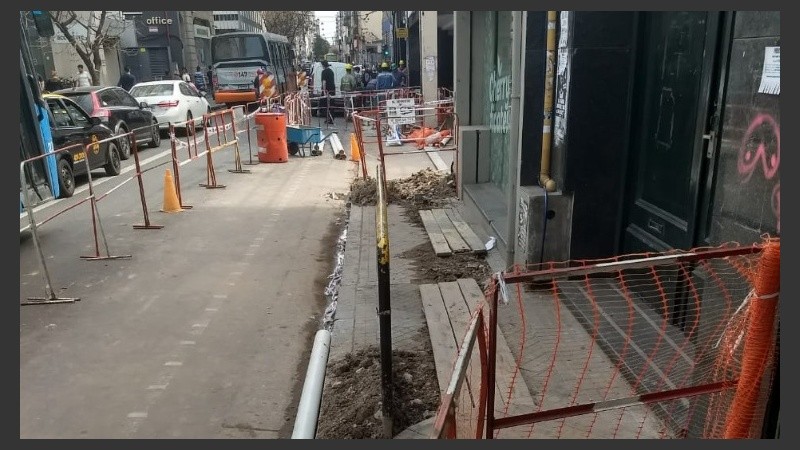 Los trabajos de los operarios de la EPE en el centro rosarino. 
