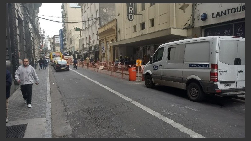 Los trabajos de los operarios de la EPE en el centro rosarino. 