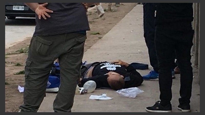 El hombre herido, en el momento en el que es atendido al lado del paredón del San Bartolomé.