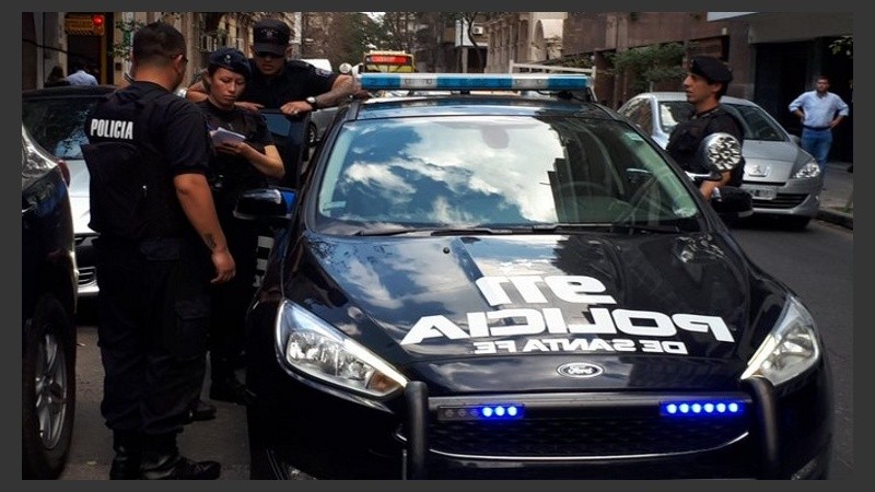 Varios móviles llegaron a la zona para el operativo.