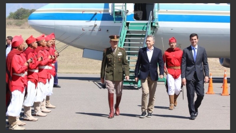 Macri arriba al aeropuerto de Salta este miércoles a la mañana.