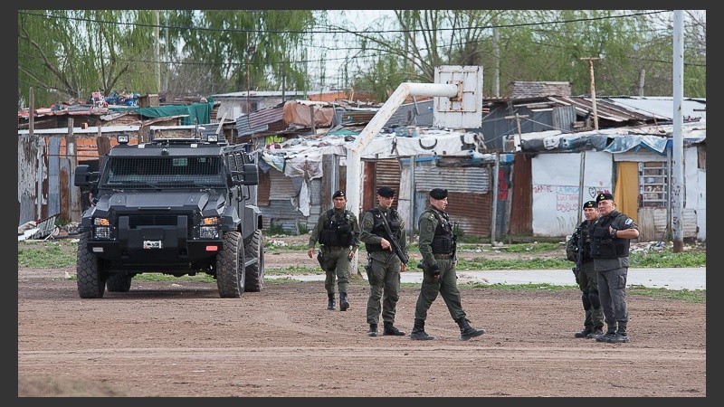 Los gendarmes recorren el club Amistad.