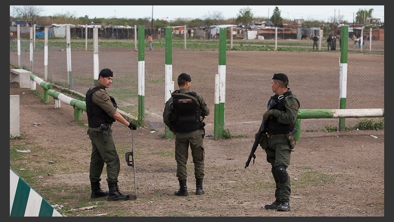 Los gendarmes recorren el club Amistad.