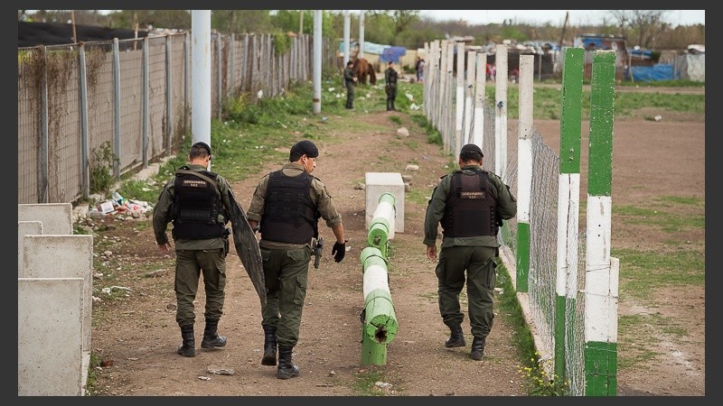 Los gendarmes recorren el club Amistad.