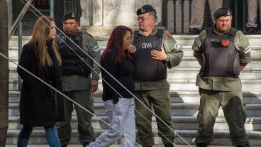 "La Cele" Contreras (derecha) está acusada por el abastecimiento de estupefacientes.