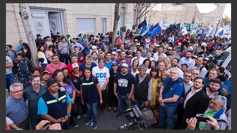 Concejales junto a organizaciones sociales en la puerta del Concejo. 