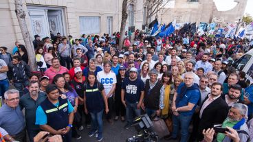 Concejales junto a organizaciones sociales en la puerta del Concejo.