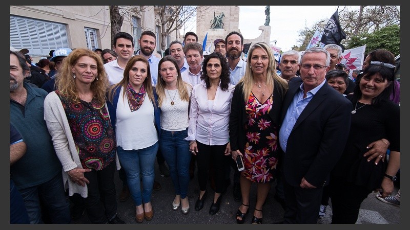 Los concejales que apoyan la declaración de la emergencia social. 