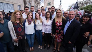 Los concejales que apoyan la declaración de la emergencia social.