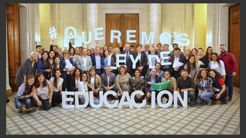 En la Legislatura hubo foto para celebrar. Resta votar la Cámara alta.