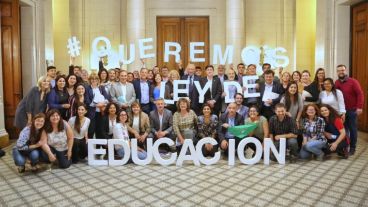 En la Legislatura hubo foto para celebrar. Resta votar la Cámara alta.