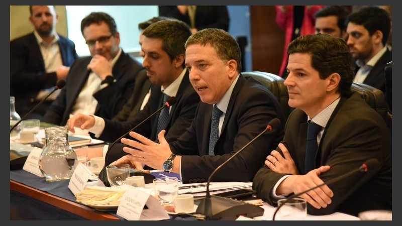 Dujovne, junto a Luciano Laspina, este jueves ante los diputados. 