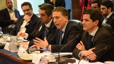 Dujovne, junto a Luciano Laspina, este jueves ante los diputados.