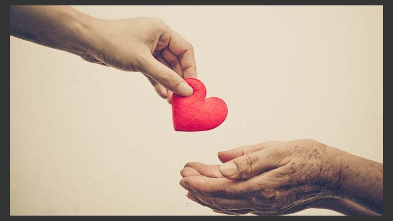 Ayudar produce en el cuerpo un efecto similar al de una dieta saludable.