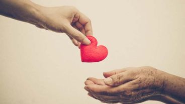 Ayudar produce en el cuerpo un efecto similar al de una dieta saludable.