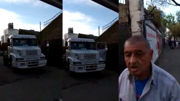El camionero se bajó del vehículo y le dio una trompada al hombre que filmaba.