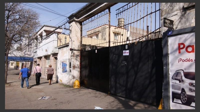 El portón con la faja de clausura y a pocos metros el establecimiento educativo.