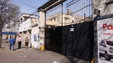 El portón con la faja de clausura y a pocos metros el establecimiento educativo.