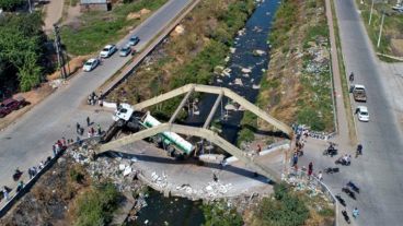 Así quedó el puente que se desplomó este jueves.