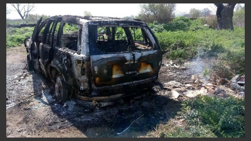 El Jeep incendiado de la víctima. 