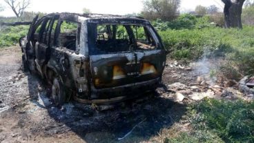 El Jeep incendiado de la víctima.