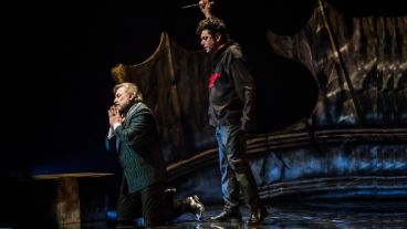 Alberto Ajaka y Antonio Grimau, en una escena de "Hamlet".